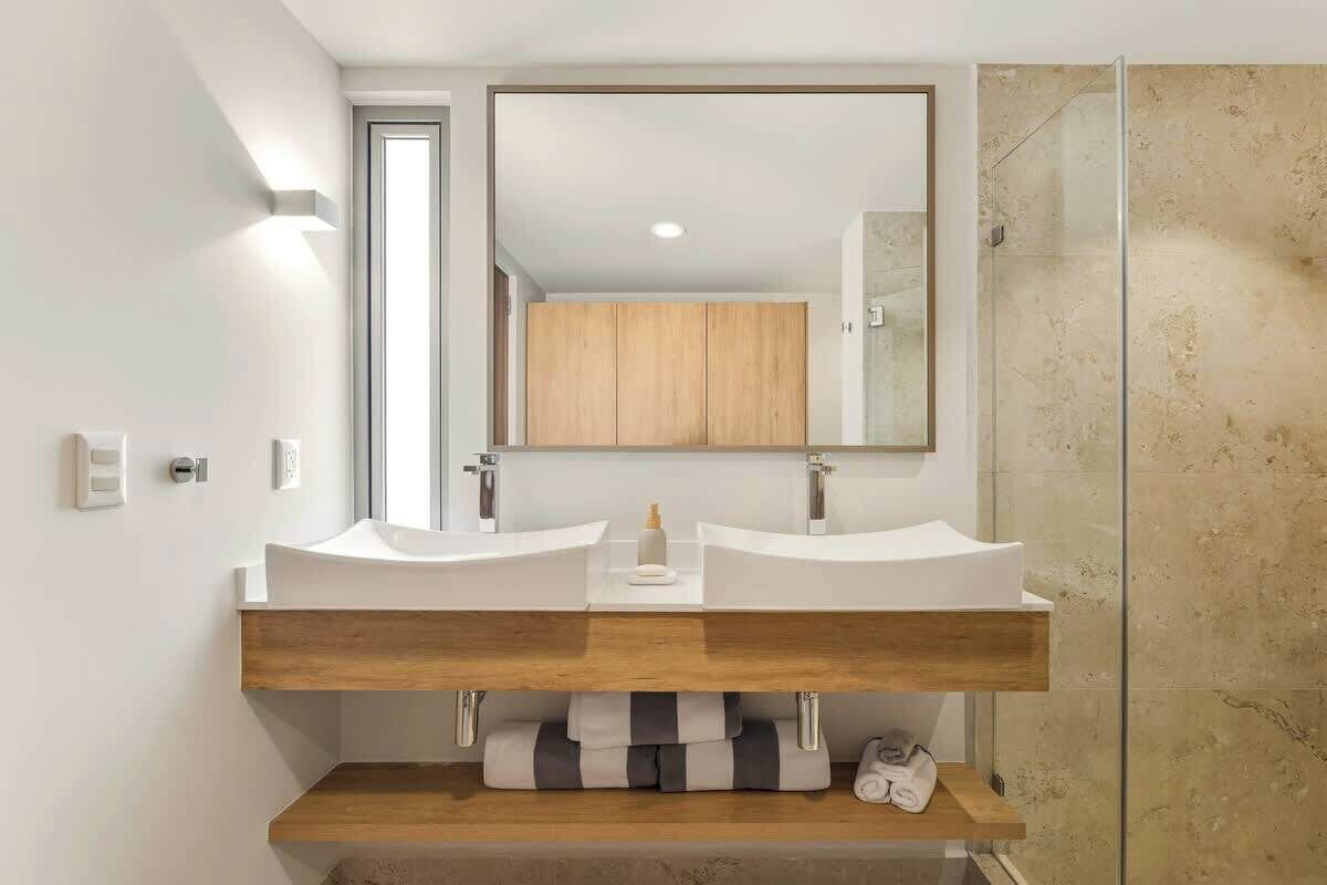 Shower, hair dryer, towels, shampoo