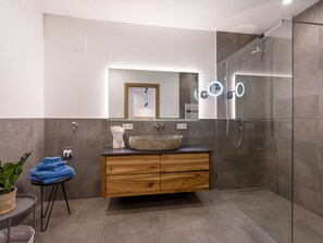 Dusche, Haartrockner, Handtücher, Seife