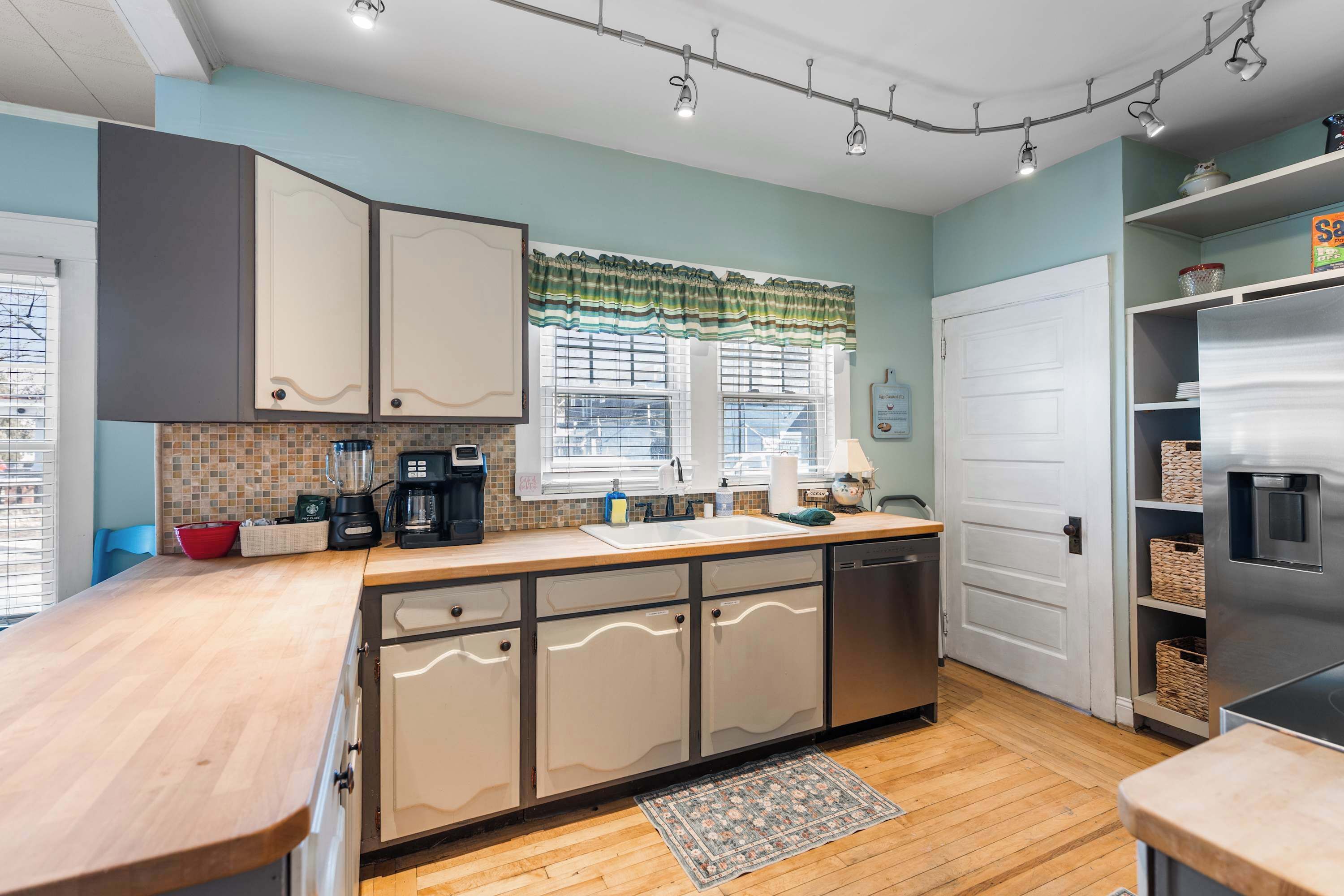 ثلاجة، ميكروويف، فرن، موقد طهي مسطح