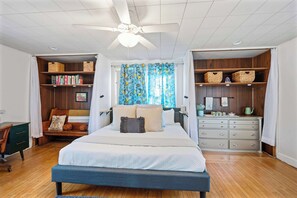 3 chambres, bureau, fer et planche à repasser, lit de bébé portatif