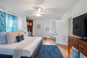 3 habitaciones, escritorio y tabla de planchar con plancha 