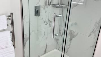 Ducha, secador de pelo, toallas, jabón