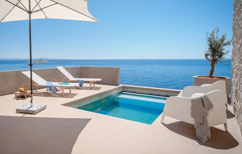 Beach front home in Hvar