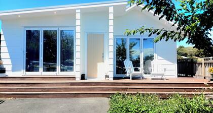 Tiny Knight room for the solo traveller, shared bathroom & lounge