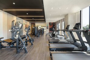 A modern gym with various exercise equipment, including treadmills and weight machines. - w* | Compact Loft in Interlomas w/ Gym (Naucalpan de Juárez)