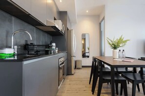 Een koelkast, een microgolfoven, een oven, een kookplaat