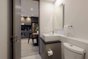 Shower, hair dryer, towels, shampoo - w* | Appealing Loft in the Heart of Interlomas (Naucalpan de Juárez)