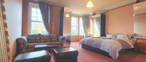 4 chambres, fer et planche à repasser, Wi-Fi, draps fournis