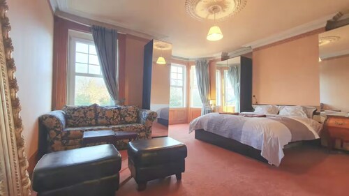 Lovely, large, quaint Victorian home - your perfect base to explore Belfast & NI