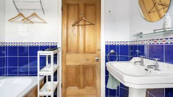 Ducha, secador de pelo, toallas y papel higiénico