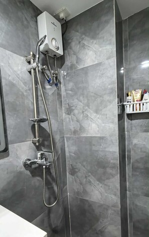 Shower, hair dryer, bidet, towels - Cozy 1-bedroom condo in peaceful Lapu-Lapu with AC and gym access (Lapu-Lapu)