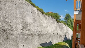 Un edifici amb teulada inclinada i un balcó de fusta.