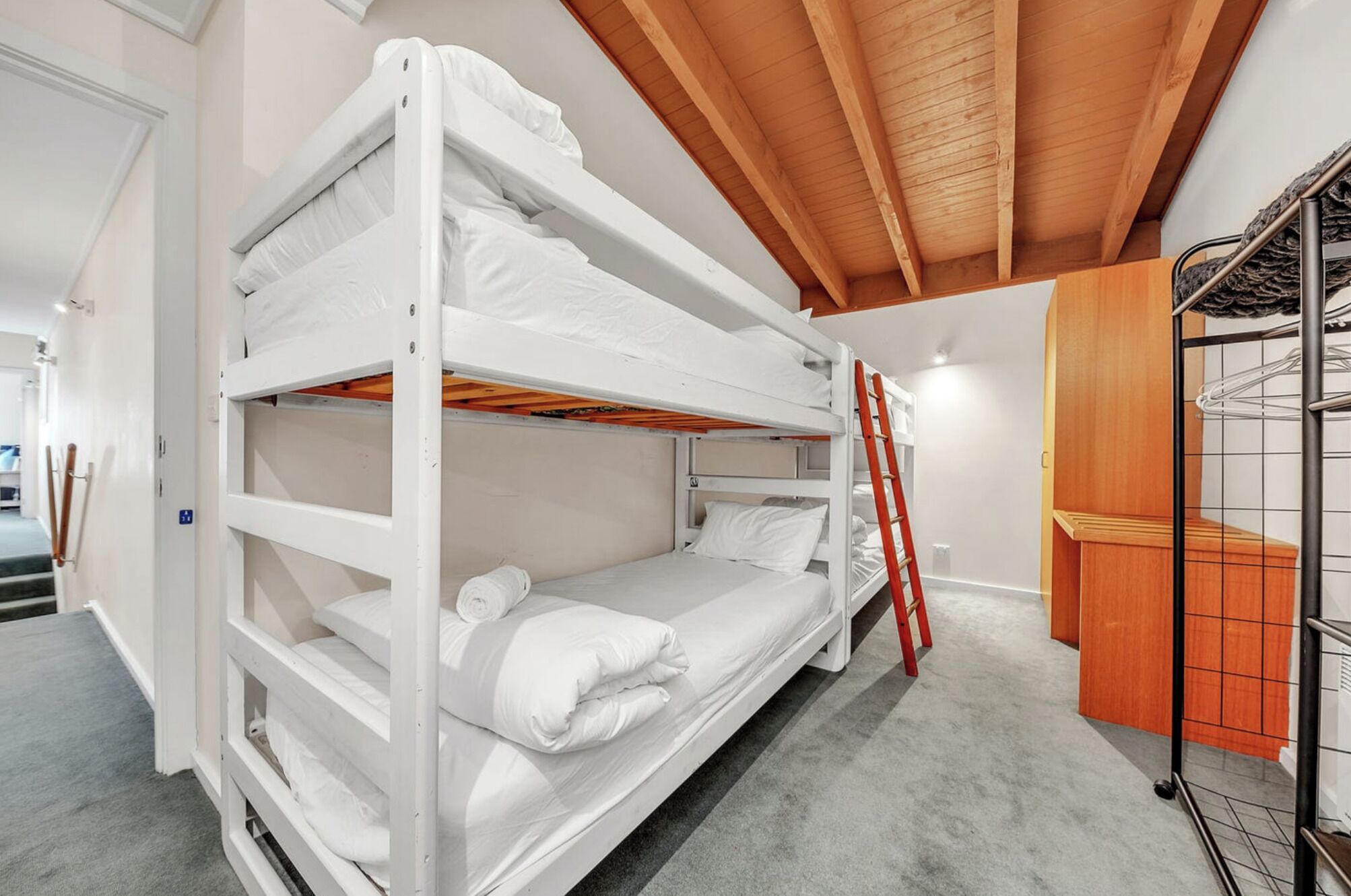 3 habitaciones, tabla de planchar con plancha y internet 