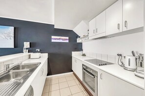 Microondas, horno, placa de cocina y lavavajillas