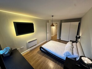 1 bedroom, iron/ironing board, WiFi, bed sheets - Modern 1-Bedroom Apartment | City Centre | Self Check-In & WiFi (Manchester)