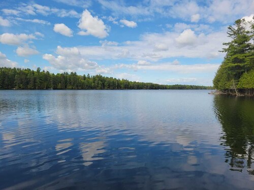 cozy lakefront cottage on beautiful Patterson Lake, family-friendly getaway