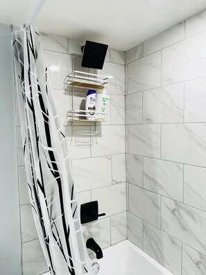 Sèche-cheveux, serviettes fournies, papier toilette