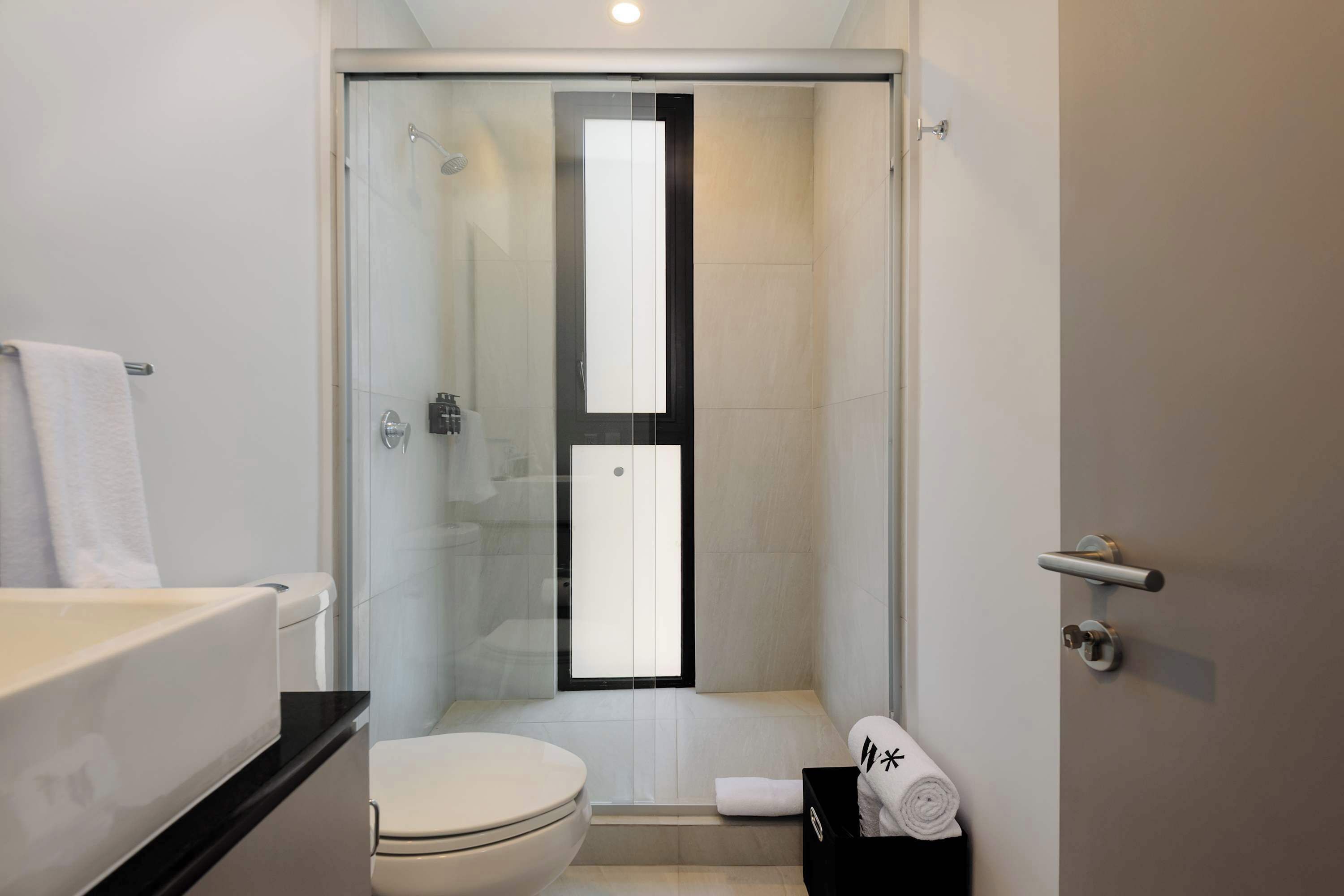 シャワー、ヘアドライヤー、タオル、シャンプー