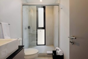 Een douche, een haardroger, handdoeken, shampoo