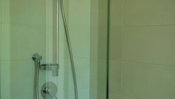 Doccia, asciugacapelli, bidet, asciugamani