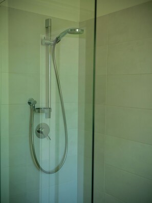 Douche, sèche-cheveux, bidet, serviettes fournies