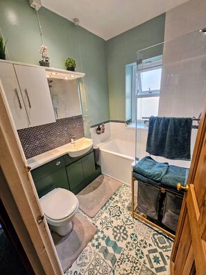 Secadora de cabello, toallas, jabón, papel de baño 