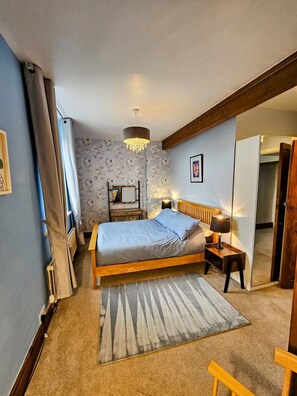 3 habitaciones, tabla de planchar con plancha, wifi y ropa de cama 