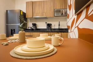 Kylskåp, mikrovågsugn, spishäll och kaffe- och tebryggare