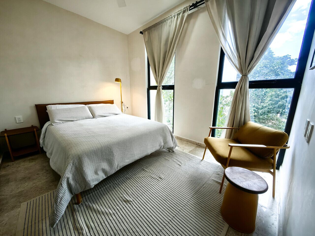 2 bedrooms, desk, WiFi, bed sheets