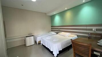 Suíte clássica, varanda coberta, vista para o pátio