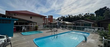 2 outdoor pools