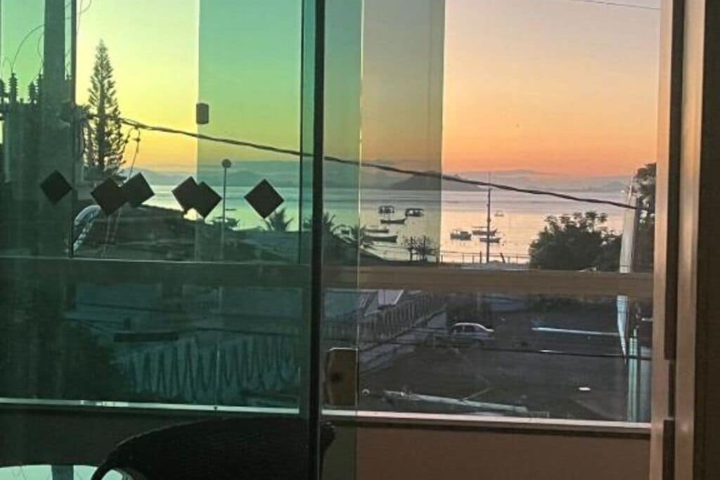 Suíte superior, varanda coberta, vista para o mar