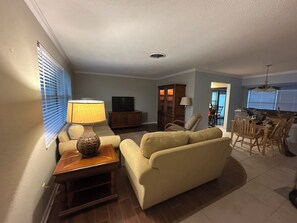 Smart TV, livros, aparelho de som