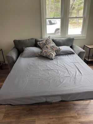 1 bedroom, WiFi, bed sheets - Whispering Oak Cabin 
1 mile from Lake City. (Lake City)