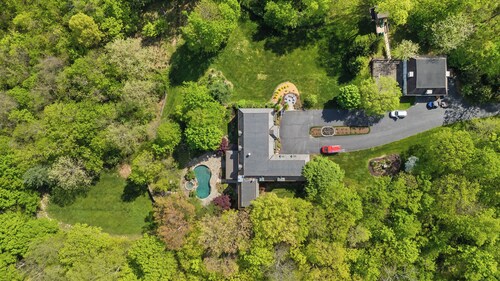 9 Acre Estate|Pool|Hot Tub|Wine Cave|20 Min to DT