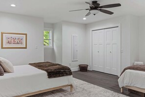 5 bedrooms, desk, iron/ironing board, travel crib