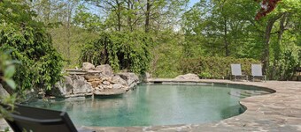 9 Acre Estate|Pool|Hot Tub|Wine Cave|20 Min to DT