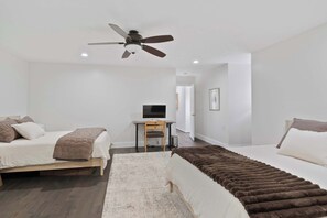 5 chambres, bureau, fer et planche à repasser, lit de bébé portatif