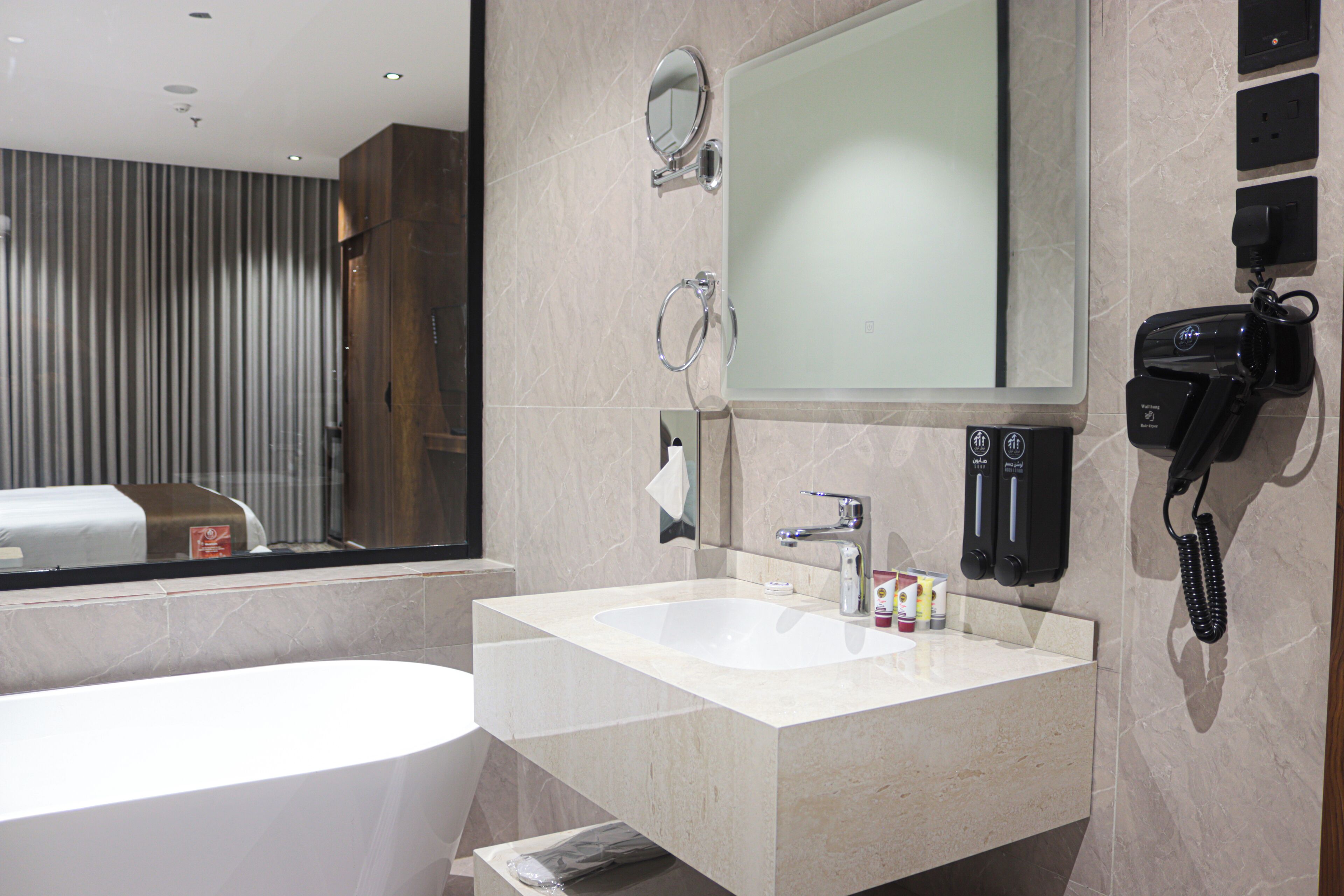 Suite Studio Luxe | Salle de bain | Sèche-cheveux, chaussons, serviettes fournies, savon