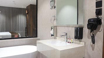 Suite Studio Luxe | Salle de bain | Sèche-cheveux, chaussons, serviettes fournies, savon