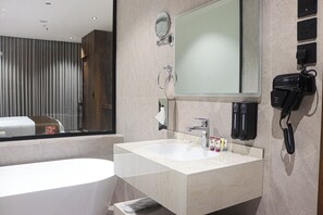 Suíte estúdio superluxo | Banheiro | Secador de cabelo, chinelos, toalhas de banho, sabonete