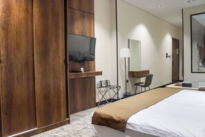 Luxury Studio Suite | Premium bedding, blackout curtains, soundproofing, iron/ironing board - Triple Three Hotel (Madinah)