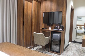 Kahden hengen perushuone, 1 keskisuuri parisänky | Ylelliset vuodevaatteet, pimennysverhot, äänieristys