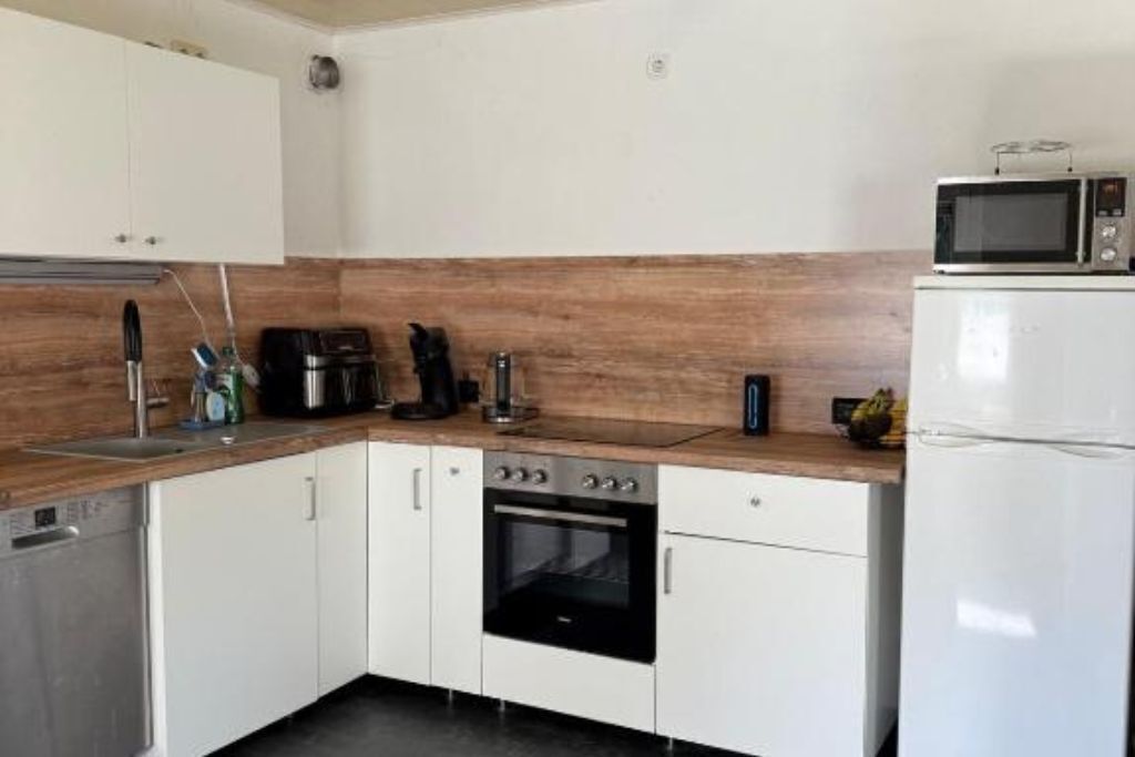 Jääkaappi, mikroaaltouuni, uuni, liesi