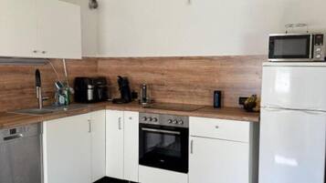 Jääkaappi, mikroaaltouuni, uuni, liesi