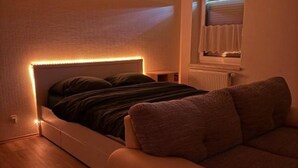 3 多间卧室、办公桌、免费 WiFi、床单