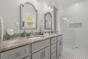 Hair dryer, towels, soap, toilet paper - Serene Beach Oasis with Heated Pool (Biloxi)