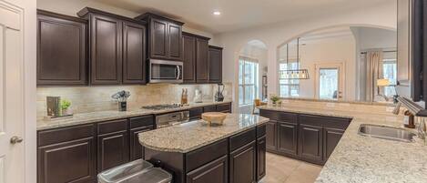 Mikrobølgeovn, ovn, kokeplater og oppvaskmaskin