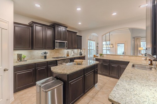 Spacious Family Retreat + Fire Pit + New Decor