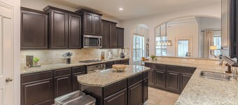 Spacious Family Retreat + Fire Pit + New Decor